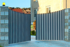 Распашные ворота могут быть выполнены из профлиста, сэндвич-панелей, решетки, ажурной ковки
